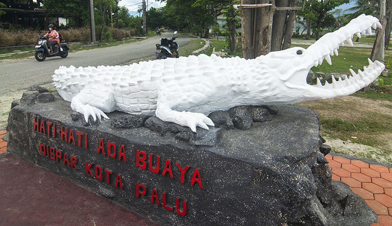 Patung Ini Menandakan Adanya Bahaya Buaya di Teluk Palu - Bagian 1