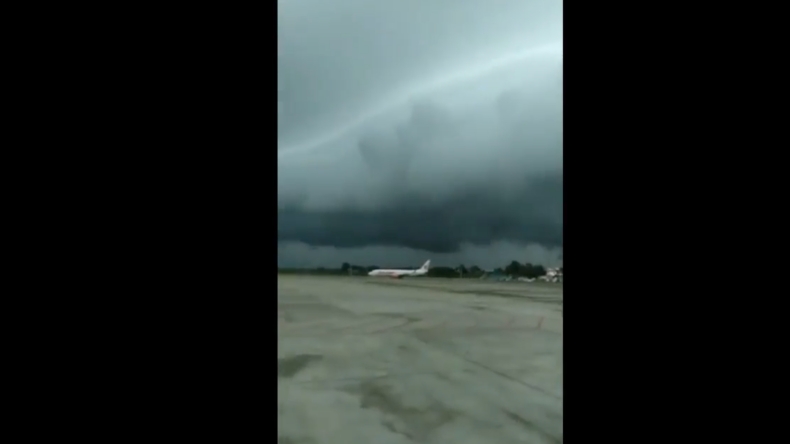 title Gumpalan Awan Mirip Gelombang Tsunami Muncul di Bandara Sultan Hasanuddin Makassar Gumpalan Awan Mirip Gelombang Tsunami Muncul di Bandara Sultan Hasanuddin Makassar