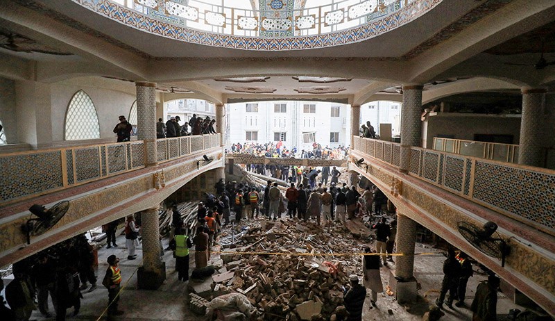 Foto Bom Meledak di Masjid Pakistan, Banyak Polisi Terkubur Reruntuhan - Bagian 5