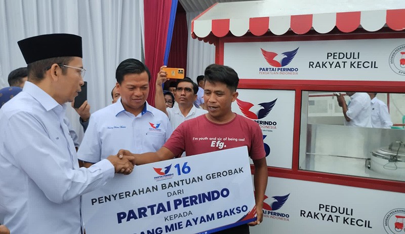 Partai Perindo Berikan Gerobak untuk Pedagang Nasi Goreng dan Mi Ayam Bakso di Serang - Bagian 2