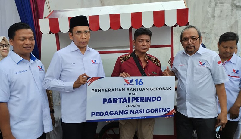 Partai Perindo Berikan Gerobak untuk Pedagang Nasi Goreng dan Mi Ayam Bakso di Serang - Bagian 1