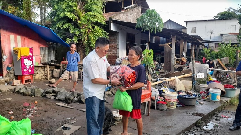 Dapat Bantuan dari Partai Perindo, Korban Banjir di Manado Ini Terharu