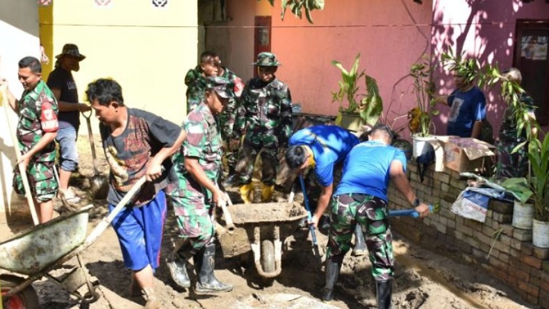 Lanudsri Bantu Bersihkan Lingkungan di Lokasi Bencana Minahasa Utara 