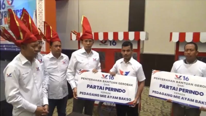 TGB Serahkan Gerobak Perindo dan Modal Usaha kepada 2 Pedagang Bakso di Makassar