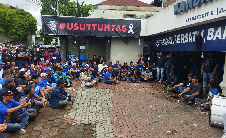 Datangi Manajemen, Ratusan Suporter Tolak Arema FC Dibubarkan