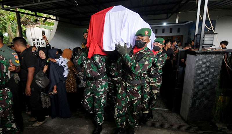 Salat Jenazah Prajurit TNI Gugur akibat Insiden Jembatan Putus di Papua  - Bagian 2