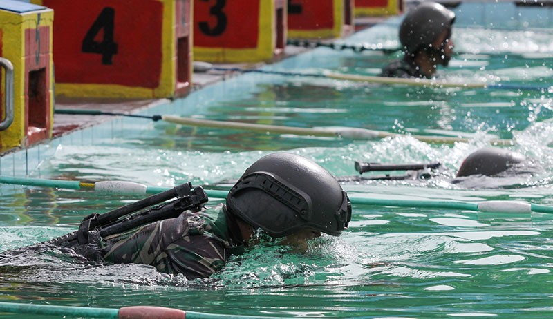 Berat, Begini Latihan Renang Marinir TNI AL Pakai Helm Sambil Tenteng Senjata - Bagian 1