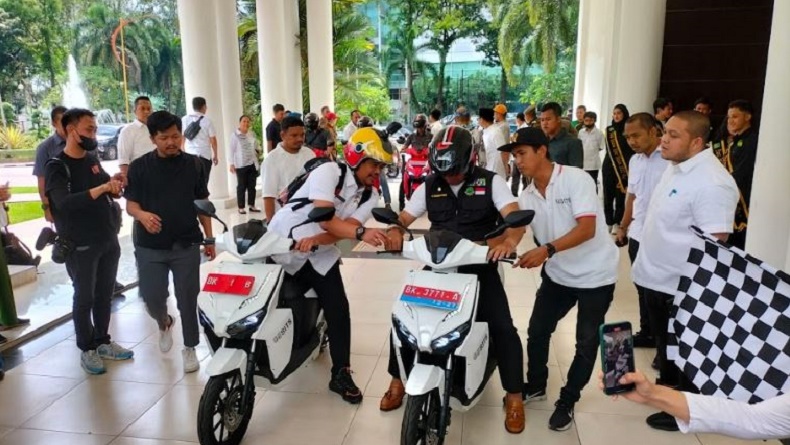 Momen Ridwan Kamil dan Bobby Nasution Jajal Motor Listrik, Jalan-Jalan Keliling Medan