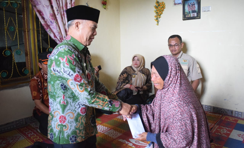 Bupati Rejang Lebong Salurkan Bantuan untuk Warga Terdampak Kebakaran dan Sambaran Petir