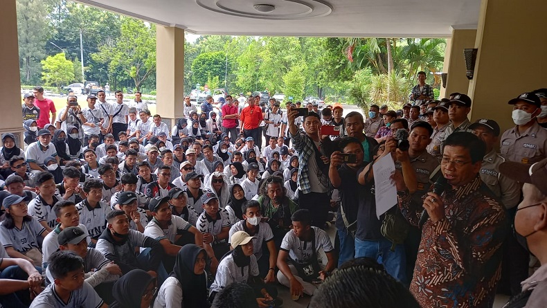 title Duduk Persoalan MWA UNS Somasi Dekan FKOR Berbuntut Demo Ratusan Mahasiswa Duduk Persoalan MWA UNS Somasi Dekan FKOR Berbuntut Demo Ratusan Mahasiswa