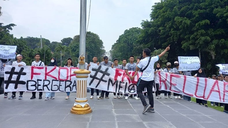 Ratusan Mahasiswa Fakultas Keolahragaan Demo MWA UNS, Ini Tuntutannya