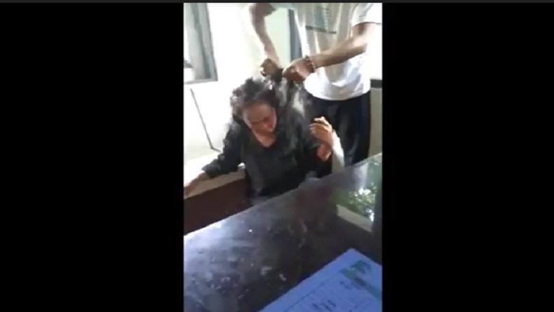 Tepergok Rampas Kalung Bocah, Emak-Emak di Surabaya Rambutnya Digunting lalu Jadi Tontonan