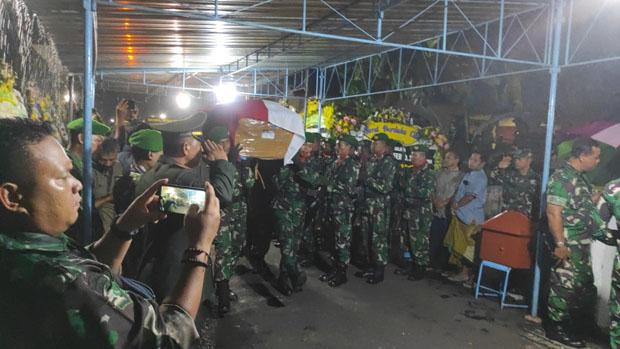 Jenazah Letda Inf Ryan Tiba, Keluarga: Dia Selalu Telepon Minta Doa saat Hendak Bertugas 