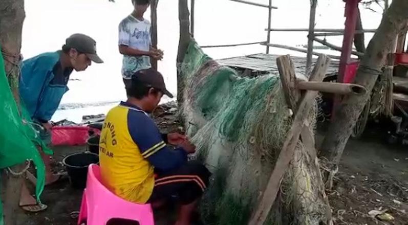 Cerita Nelayan Pemalang 2 Bulan Tak Melaut akibat Cuaca Ekstrem, Cari Ikan di Pinggir Pantai