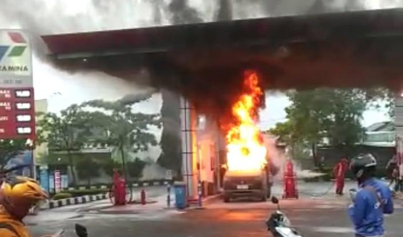 Korsleting, Mobil Pikap Ludes Terbakar saat Isi BBM di SPBU Karangmoncol Pemalang