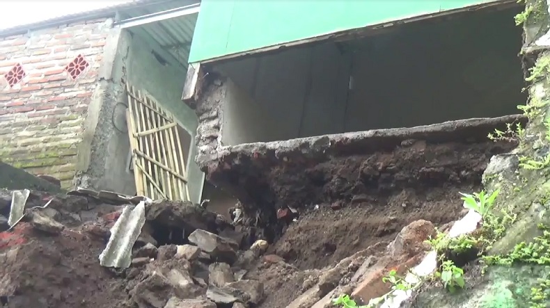 Diguyur Hujan Deras, 2 Rumah di Jombang Ambles Tergerus Longsor
