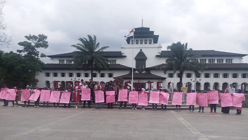 Orang Tua Siswa SDN Pocin 01 Depok Geruduk Gedung Sate, Desak Ridwan Kamil Batalkan Penggusuran