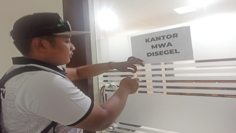 Gagal Bertemu saat Demo, Mahasiswa FKOR Segel Kantor MWA UNS