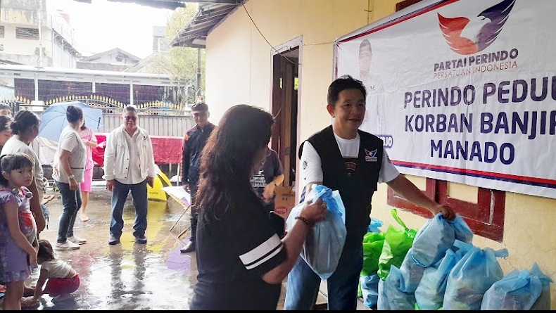 Korban Banjir di Kelurahan Pinaesaan Dapat Bantuan Sembako dari Partai Perindo
