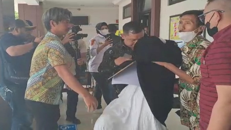 Merasa Disudutkan Jaksa, Nenek Korban Pencabulan Histeris usai Sidang di PN Sukabumi