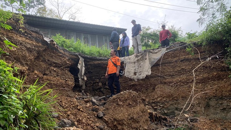 Air Drainase Meluap Picu Longsor, Jalan Antardesa di Cipatat KBB Terputus