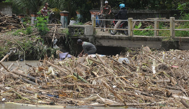 Tumpukan Sampah Menutup Aliran Sungai di Klaten Penyebab Banjir