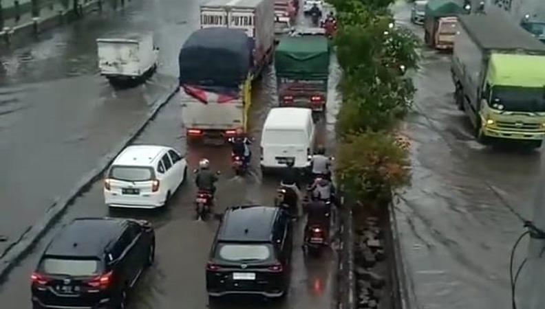 Kaligawe Tergenang Banjir, Jalur Pantura Semarang-Demak Macet
