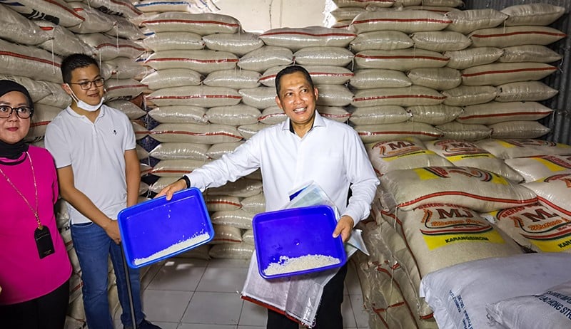 Sidak, Buwas Temukan Beras Bulog Dioplos Pedagang