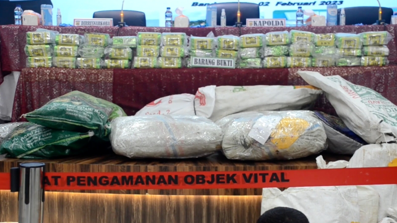 Polda Aceh Buru 2 Penyelundup 42 Kg Sabu dari Malaysia