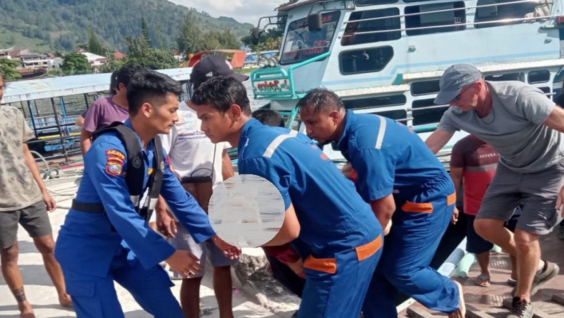 Heboh Penumpang Wanita Terjun dari Kapal Ihan Batak ke Danau Toba saat Berwisata dengan Keluarga Heboh Penumpang Wanita Terjun dari Kapal Ihan Batak ke Danau Toba saat Berwisata dengan Keluarga