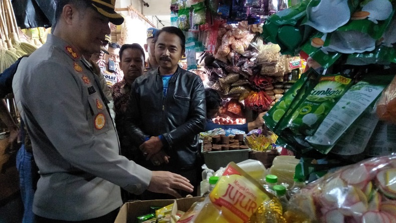 Sidak ke Pasar Lembang, Kapolres: Kami Akan Tindak Tegas Penimbun Minyak Goreng