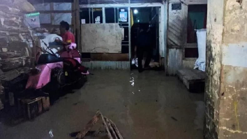 Sungai Tapin Kalsel Meluap, Permukiman Warga Mulai Terendam Banjir di Malam Hari