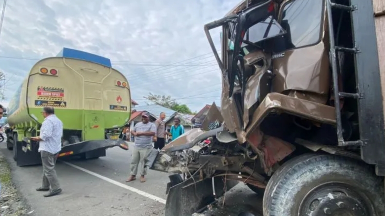 Truk Tronton Tabrak Mobil Pengangkut CPO di Pidie, Kaki Sopir Terjepit 