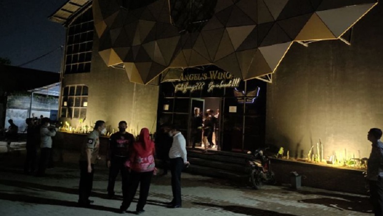 title Angel's Wing Disegel, Pemkot Bandarlampung: Izinnya Kafe dan Resto tapi Ada Miras Angel's Wing Disegel, Pemkot Bandarlampung: Izinnya Kafe dan Resto tapi Ada Miras