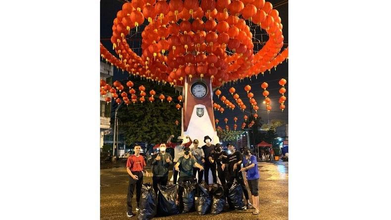 Viral di Medsos, Aksi Mahasiswa UNS Bersih-bersih di Kawasan Pasar Gede Solo