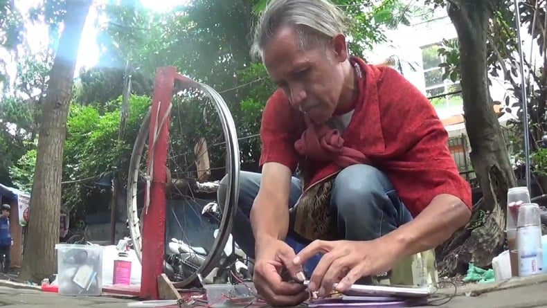 Kreatif, Warga Bandung Buat Inovasi Alat Pengisi Baterai Ponsel Manual dari Barang Bekas