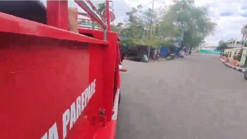 Hindari Lubang, Mobil Damkar Bawa Air Bersih untuk Korban Banjir Kecelakaan di Parepare