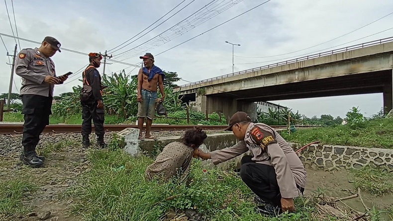 title Tertabrak Kereta Api di Kendal, Nenek Tanpa Identitas Patah Tulang Tertabrak Kereta Api di Kendal, Nenek Tanpa Identitas Patah Tulang