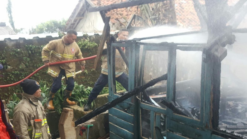 Rumah Bambu di Ngamprah KBB Ludes Terbakar, 3 Orang Luka-Luka