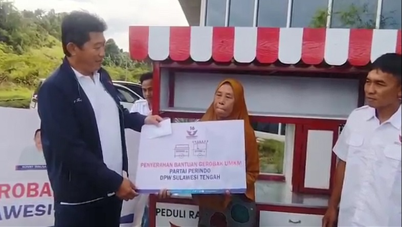 Perindo Sulteng Serahkan Gerobak dan Modal Usaha untuk Emak-Emak Penjual Gorengan