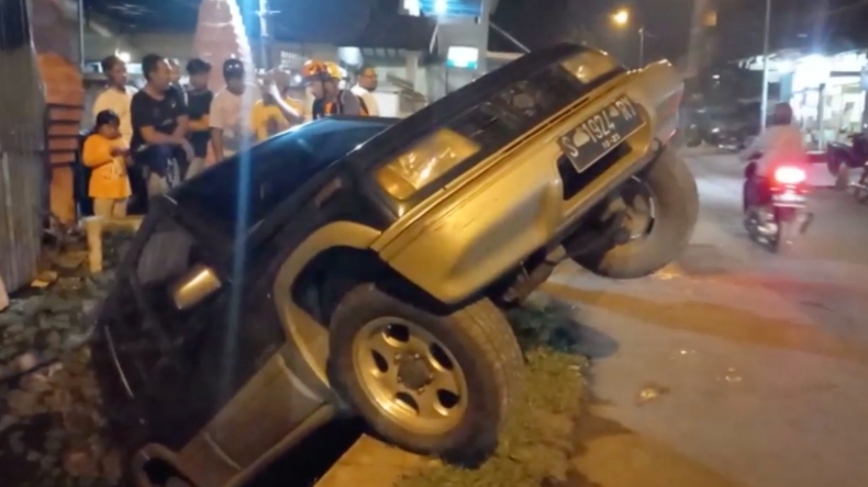 Buru-Buru Salat Magrib, Mobil Warga Mojokerto Masuk ke Selokan karena Lupa Direm Tangan