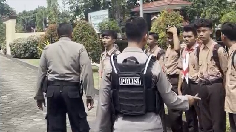 title Polres Probolinggo Gagalkan Tawuran Antarpelajar, Belasan Diamankan Polres Probolinggo Gagalkan Tawuran Antarpelajar, Belasan Diamankan