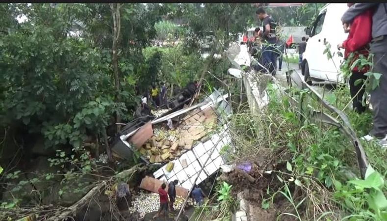 Truk Boks Terjun ke Sungai Munggur Sedalam 15 Meter, Kernet Tewas Sopir Luka Parah