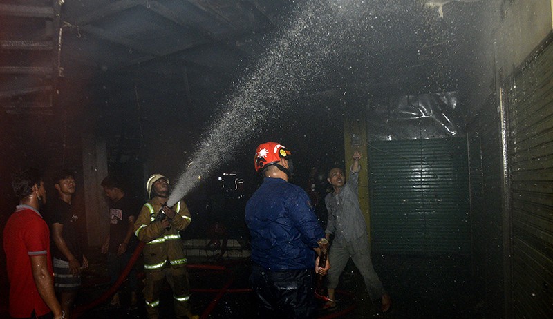 Pasar Terong Makassar Kebakaran Hanguskan 24 Kios - Bagian 1