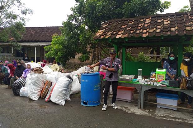 title Manfaatkan Sampah Bekas, Ibu-Ibu Ini Bisa Hasilkan Cuan lewat Bank Sampah Manfaatkan Sampah Bekas, Ibu-Ibu Ini Bisa Hasilkan Cuan lewat Bank Sampah