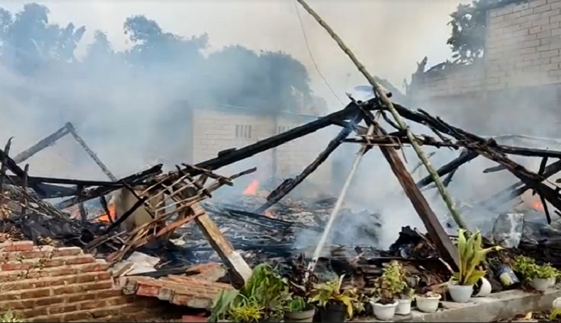 2 Rumah di Mojokerto Ludes Terbakar hingga Rata dengan Tanah, Penghuni Pingsan