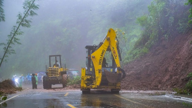 title Jalan Ruteng-Reo di NTT Tertutup Tanah Longsor, Pengendara sempat Tak Bisa Melintas Jalan Ruteng-Reo di NTT Tertutup Tanah Longsor, Pengendara sempat Tak Bisa Melintas