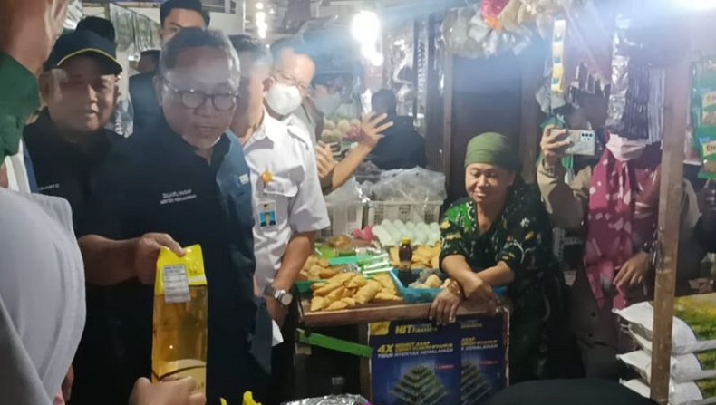 Kunjungi Pasar Krampung, Mendag Zulhas Larang MinyaKita Dijual Secara Online