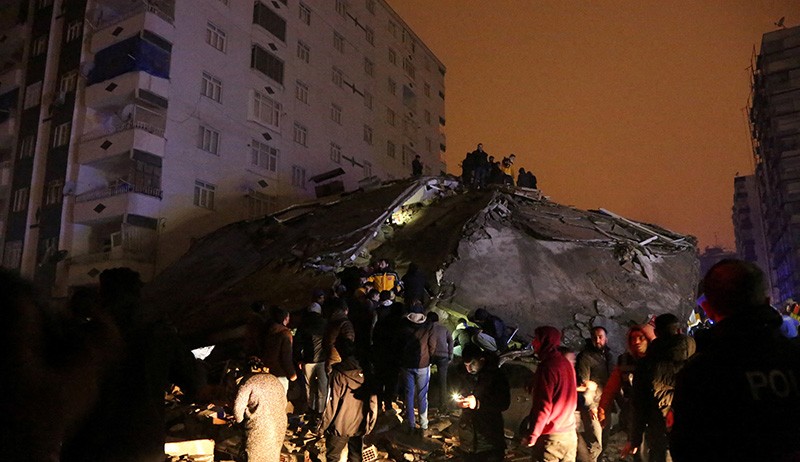 Foto-Foto Gempa Dahsyat M 7,9 Guncang Turki, Bangunan Hancur hingga Suriah   - Bagian 1
