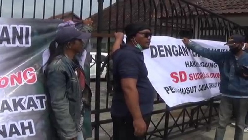 Tuntut Selesaikan Sengketa Lahan, Warga Ciampel Segel Gerbang Perhutani Purwakarta  